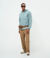 Pantalón deportivo de corte recto, color marrón, con cintura elástica y cordón de ajuste. Presenta bolsillos laterales con cierre y un diseño minimalista de tejido técnico.