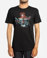 Remera negra de manga corta con cuello redondo y estampa frontal de estilo retro-futurista con palmeras, atardecer y figura humana.