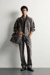 Campera de denim de algodón color gris oscuro con efecto lavado, corte regular fit, cuello solapa y bolsillos frontales con solapa.