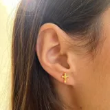 Par de aros pequeños con forma de cruz, de plata 925 con acabado en oro de 18k y circonitas.