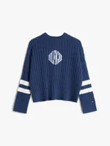 Sweater de punto trenzado Tommy Hilfiger color azul marino, de manga larga y cuello redondo. Presenta un gran logo gráfico bordado en el pecho y bandas blancas en las mangas.