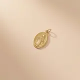 Dije de medalla ovalada con la imagen de la Virgen Milagrosa en relieve, fabricado en oro 18k.