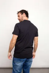 Pantalón de jean azul de corte regular, confeccionado en 100% algodón.