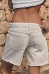 Bermuda de jean tiro medio, con diseño de cinco bolsillos, trabillas para cinto y cierre frontal con cremallera y botón.