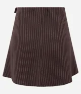 Short pollera de estilo sastre con patrón de rayas finas, diseño estructurado con pliegues delanteros y hebilla lateral ajustable.