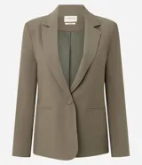 Blazer sastre de color verde militar, de corte regular y largo medio. Cuenta con cuello con solapa, mangas largas, cierre frontal con un botón forrado y bolsillos embutidos. Posee forro interno y diseño estructurado.