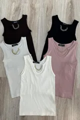 Musculosa color crema de corte ajustado, con cuello redondo y detalle de cadena dorada en el escote.