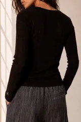 Sweater celeste melange de punto fino con cuello redondo y costuras decorativas frontales.