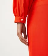 Blusa cropped roja de lino y viscosa, con escote cuadrado, mangas largas abullonadas y lazo frontal.
