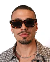 Lentes de sol rectangulares con montura gruesa color carey.