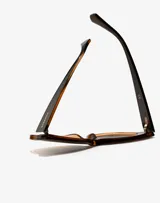 Lentes de sol Hawkers modelo Audrey, unisex, con montura marrón y lentes grises.