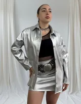 Sobrecamisa plateada con textura croco, cuello camisero, manga larga y cierre frontal con botones.