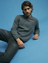Pantalon denim de cinco bolsillos, corte recto y color negro, con botones y remaches metálicos en tono plata viejo.