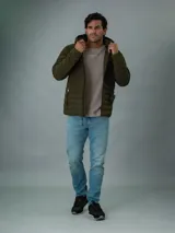 Campera acolchada verde militar con capucha, cierre frontal con cremallera y bolsillos laterales con cremallera.