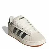 Championes urbanos Adidas modelo Grand Court Alpha, color gris claro con las tres tiras laterales en negro. Presentan una capellada de gamuza, cordones al tono y suela de goma con diseño de plataforma baja.