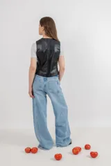 Chaleco de cuero ovino negro, de corte entallado y escote en V, con cierre frontal mediante botones de nácar.