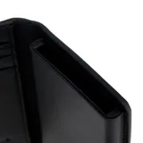 Billetera de cuero negro Caterpillar con cierre de solapa y broche a presión, y el logo de la marca grabado en relieve.