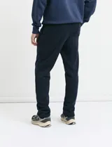 Pantalón jogging de corte recto, confeccionado en tejido circular con cintura elástica y cordón ajustable al tono. Presenta bolsillos laterales tipo parche.