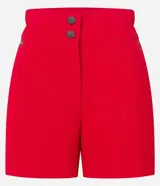 Bermuda roja de poliéster con cintura elástica, bolsillos laterales y cierre con cremallera y botones.