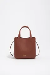 Bolso bandolera de tamaño pequeño de cuero marrón, con asas de mano, asa ajustable y logo grabado en dorado en el frente.