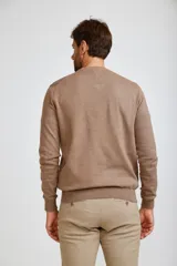 Sweater de punto con cuello en V y mangas largas, de corte clásico y color azul marino.