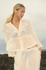 Camisa color crudo de organza con lazos para atar en el delantero y mangas largas.