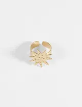 Anillo plateado ajustable de acero quirúrgico hipoalergénico, con diseño de estrella texturizada.