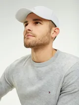 Gorra de béisbol blanca de algodón con logo de Tommy Hilfiger bordado en el frente y hebilla metálica ajustable en la parte trasera.