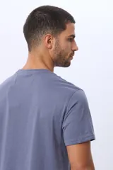 Remera de algodón de calce clásico y cuello redondo, con estampado frontal de temática surf con colores pasteles.