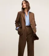 Pantalón de vestir gris con textura tweed, de corte recto, cintura alta con pliegues delanteros y bolsillos laterales.