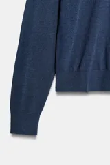 Jersey de punto liso extrafino con cuello redondo y manga larga, confeccionado en una mezcla de lana y seda.