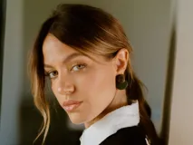 Par de caravanas colgantes con forma geométrica, con pieza superior cuadrada color carey y pieza inferior circular color verde oscuro.