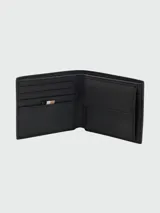 Billetera plegable Boss modelo Zair, color negro con textura fina y logo metálico plateado en la esquina inferior.