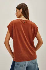 Remera básica de lino color marrón rojizo, de manga corta y cuello redondo.