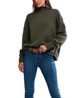 Suéter de tejido de punto grueso, color verde oliva oscuro, con cuello alto y calce holgado. Presenta costuras externas visibles y puños y ruedo acanalados.