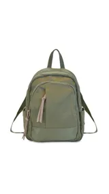 Mochila de diseño minimalista en color verde oliva, confeccionada en tafeta. Cuenta con un compartimento principal con cierre, bolsillo frontal amplio con cierre y tiradores de cuero, además de bolsillos laterales. Incluye correas regulables y un diseño funcional con múltiples compartimentos internos.