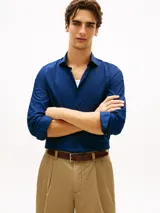 Camisa azul marino de corte slim con cuello italiano y cierre frontal de botones, confeccionada en sarga de mezcla de algodón elástico.