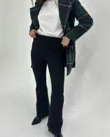 Pantalon negro de tiro alto con cintura ancha elástica y corte acampanado en el bajo.