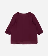 Blusa tipo bata de crepé color bordó, con cuello redondo, detalle de escote en V y mangas 3/4 con fruncidos.