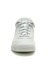 Championes de mujer Caterpillar modelo Versy Lo, color gris claro con detalles en gamuza más oscura en el talón y ojetes. Capellada de cuero nobuck y gamuza, con suela de goma y cordones.