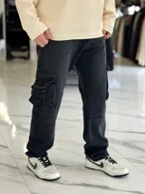 Pantalón cargo de jean estilo oversize, color celeste, con bolsillos laterales con solapa y corte recto.