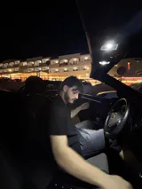 Camisa negra de manga corta con cuello, confeccionada en tejido texturizado (tipo waffle o piqué). Presenta un bordado en la espalda con el texto "Ittai Stars" en hilo blanco.