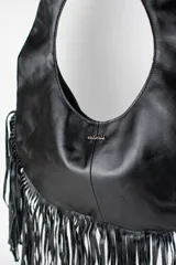 Cartera de cuero color negro, de diseño redondo tipo hobo con manija integrada y flecos largos colgantes en todo el borde inferior.