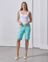 Bermuda color celeste en gabardina elastizada, marca Zac & Rachel, con pretina ancha elastizada.