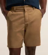 Bermuda básica masculina confeccionada en sarga de algodón, de corte recto con trabillas en la cintura, bolsillos y cierre frontal con botón y cremallera.