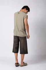 Musculosa oversize de tejido de lino con textura marcada, corte suelto, cuello redondo y terminaciones deshilachadas en las sisas.