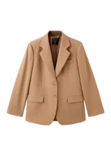 Blazer de corte sastrero en color tostado, con solapas clásicas, cierre frontal de dos botones y bolsillos laterales con solapa.