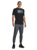 Remera de manga corta Under Armour, confeccionada en tejido Charged Cotton de secado rápido. Presenta cuello redondo y estampado frontal con el logo y nombre de la marca en color gris.