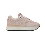 Championes New Balance modelo WL574 ZAC, de diseño urbano con plataforma. Presentan una combinación de gamuza y malla en tonos rosados, con el logo 'N' característico en los laterales y suela dentada en color negro.