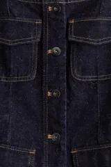Top entallado en denim de algodón rígido, color azul oscuro, con escote cuadrado, tirantes anchos, bolsillos superiores y delanteros con solapa, y botonadura frontal.